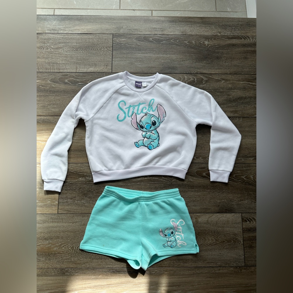 🌞 Sale 3 for $15
Stitch set: crewneck and relaxed fit shorts set. L/girls/junior